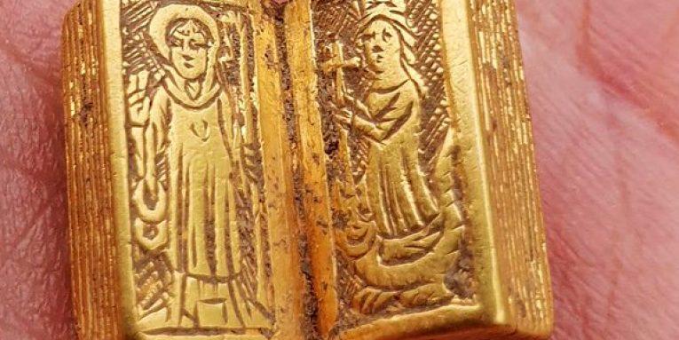 Намериха уникална златна библия. На коя кралица е?